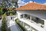 Giếng trời hình giọt nước khổng lồ trong căn biệt thự ở Sài Gòn