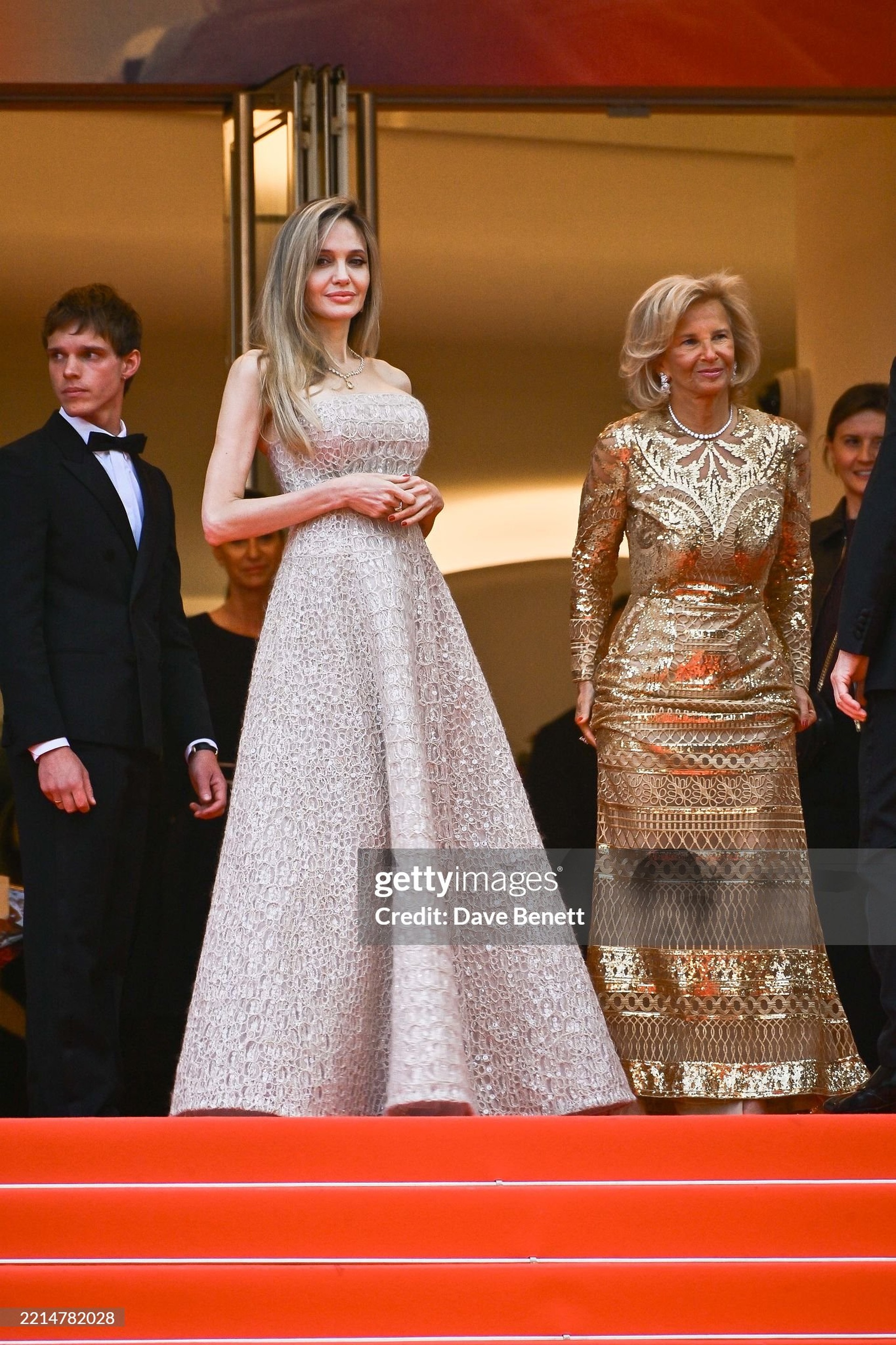 Angelina Jolie đẹp dịu dàng như nàng thơ tại LHP Cannes 2025 - 4 Angelina Jolie đẹp dịu dàng như nàng thơ tại LHP Cannes 2025 - 4