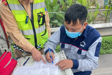 Tài xế ô tô uống bia, không nhường đường cho xe ưu tiên trên cao tốc