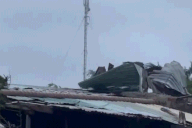 Miền Trung mưa xối xả, gió giật mạnh, tôn bay trên đường