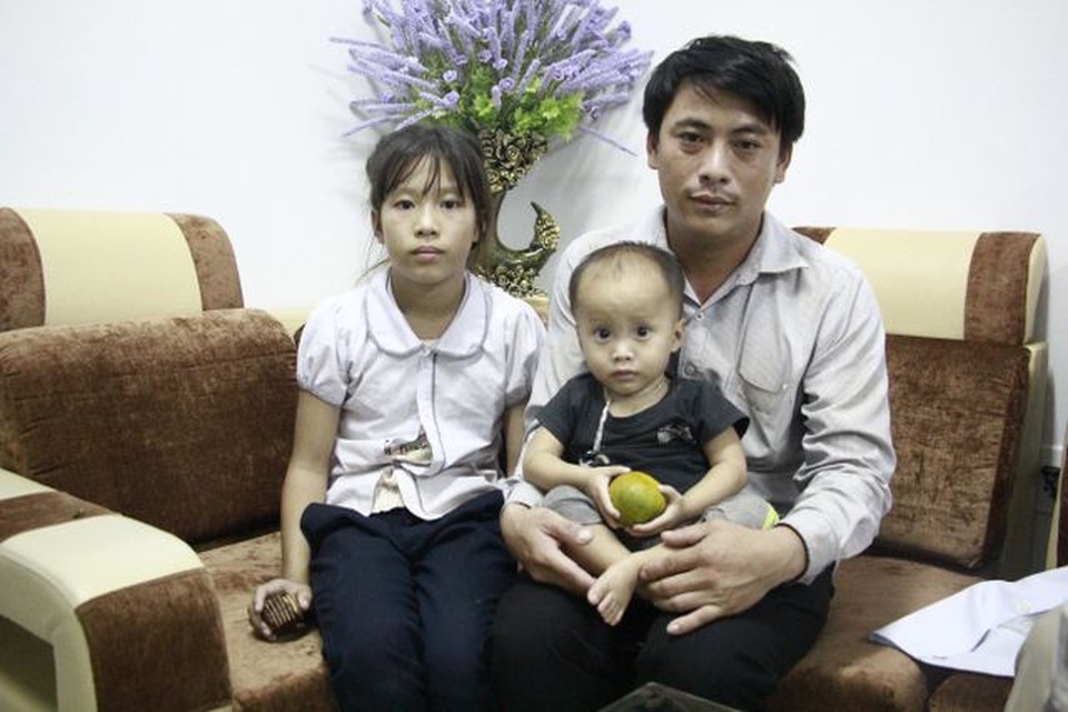 Cô bé H’mông phải nghỉ học chăm mẹ được bạn đọc giúp đỡ tiếp tục đến trường - 3 Cô bé H’mông phải nghỉ học chăm mẹ được bạn đọc giúp đỡ tiếp tục đến trường - 3