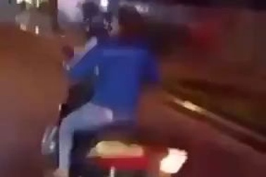 Cô gái đầu trần chạy xe máy lạng lách khiến nhiều người ngán ngẩm