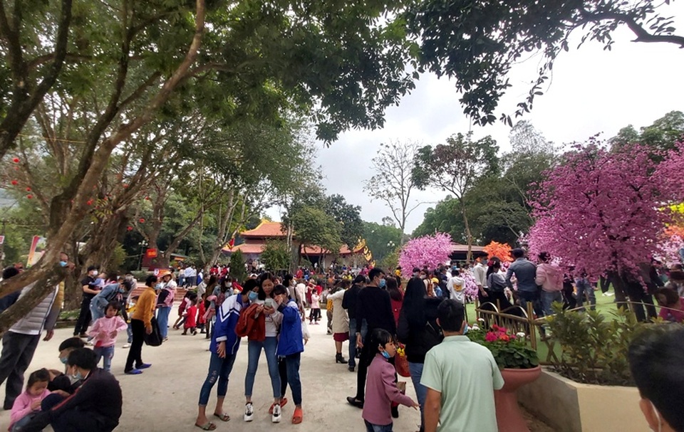 Hàng vạn người du xuân và xin lộc nước thánh đầu năm - 9 Hàng vạn người du xuân và xin lộc nước thánh đầu năm - 9