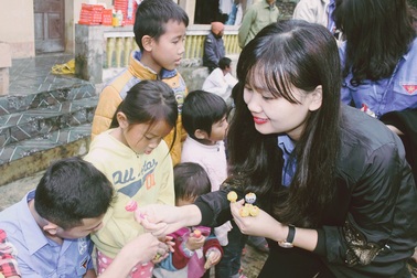 Sinh viên Nghệ Tĩnh mang hơi ấm cho bà con dân tộc Chứt