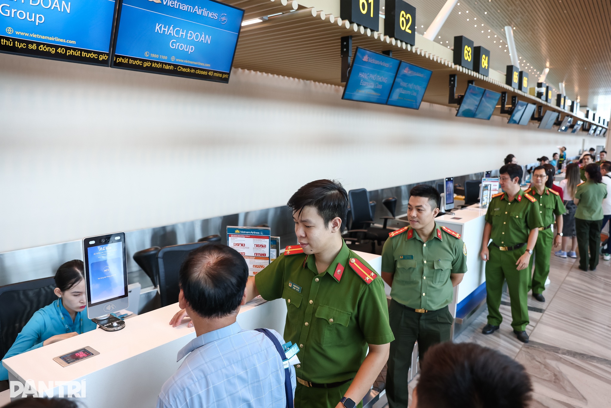 Người dân sử dụng sinh trắc học để lên máy bay tại nhà ga T3 Tân Sơn Nhất - 2