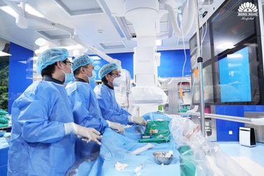 Nong stent hẹp 99% ở cánh tay bệnh nhân đang cố định hàng chục chiếc đinh