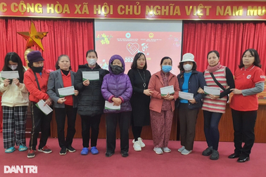 Báo Dân trí tặng 40 suất quà tới các hoàn cảnh khó khăn Tết Giáp Thìn