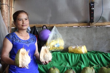 Bán một quả dừa sáp mua được nửa tạ thóc