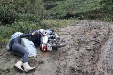 Những bức ảnh thầy cô "cõng chữ lên non" lay động hàng triệu trái tim