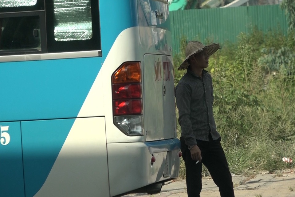 Hà Nội: Nhìn từ trên cao cảnh xe khách “bát nháo” dừng đỗ, đón trả khách - 4 Hà Nội: Nhìn từ trên cao cảnh xe khách “bát nháo” dừng đỗ, đón trả khách - 4
