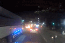 Kinh hoàng đoàn xe tải nối đuôi nhau phóng nhanh, vượt ẩu trên quốc lộ