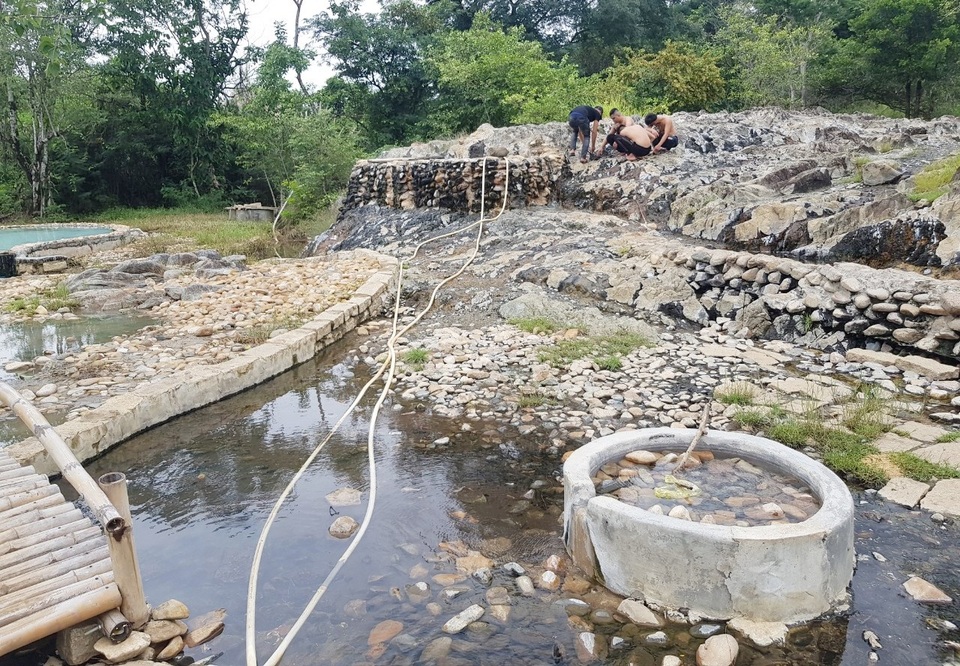 Cận cảnh mỏ khoáng nóng chưa được cấp phép nhưng vẫn bán vé thu tiền - 4 Cận cảnh mỏ khoáng nóng chưa được cấp phép nhưng vẫn bán vé thu tiền - 4
