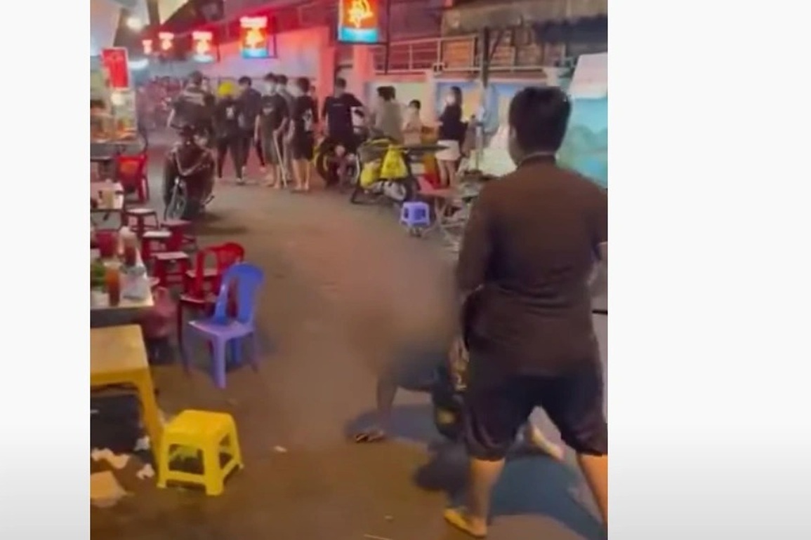 Mặc mẹ già khóc van, con trai gạt ngã, quyết lao vào hỗn chiến - 1