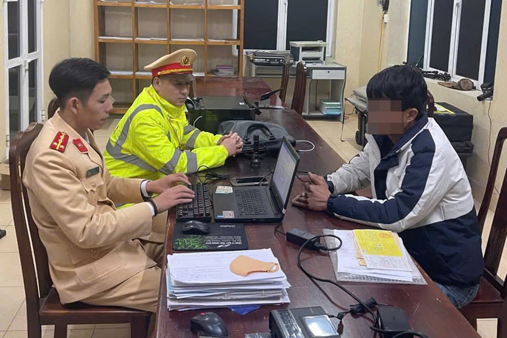 Xử phạt tài xế ô tô đầu kéo cản trở đoàn xe ưu tiên ở Tuyên Quang - 1 Xử phạt tài xế ô tô đầu kéo cản trở đoàn xe ưu tiên ở Tuyên Quang - 1