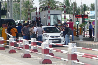 Trạm thu phí BOT Cai Lậy: Dùng thẻ ATM, tiền lẻ qua trạm…