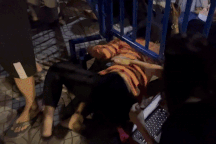 Hàng trăm người chui rào, vạ vật ở SVĐ Phú Thọ mua vé xem bóng đá SEA Games