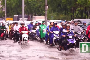 TPHCM:  Người dân bì bõm lội nước vế nhà sau cơn mưa lớn