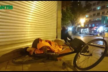 Người vô gia cư run rẩy chống chọi cái lạnh thấu xương ở Hà Nội