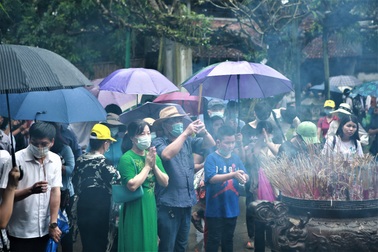 Ngày đầu khai lễ Giỗ Tổ Hùng Vương, người dân đội ô đến dâng hương