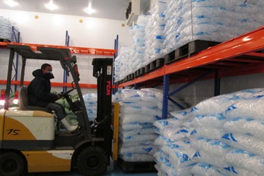 Nước đá bẩn từ sản xuất đến phân phối