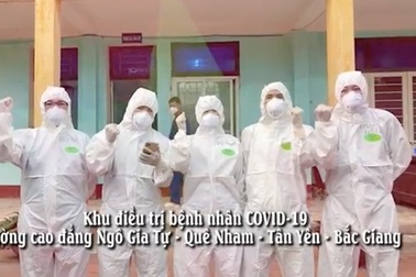 Giữa tâm dịch Bắc Giang, các bác sĩ mặc đồ bảo hộ hát "Đồng lòng Việt Nam"