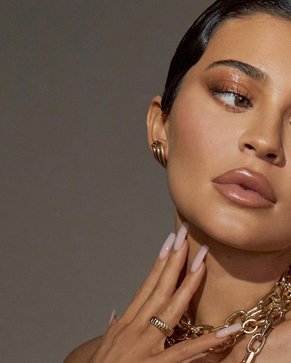 Giữa tin đồn bầu bí, Kylie Jenner xuất hiện gợi cảm trên tạp chí của Nga - 7 Giữa tin đồn bầu bí, Kylie Jenner xuất hiện gợi cảm trên tạp chí của Nga - 7