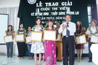 Trao giải cuộc thi “Ký ức gia đình - Thắp sáng tương lai”