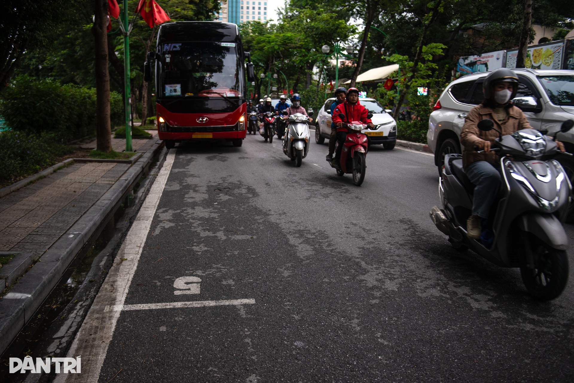 Hà Nội: Ô tô đỗ tràn lan lòng đường nhỏ hẹp, giao thông bị bóp nghẹt - 12 Hà Nội: Ô tô đỗ tràn lan lòng đường nhỏ hẹp, giao thông bị bóp nghẹt - 12