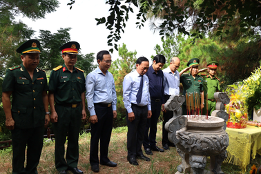 Dâng hương kỷ niệm 112 năm Ngày sinh Đại tướng Võ Nguyên Giáp