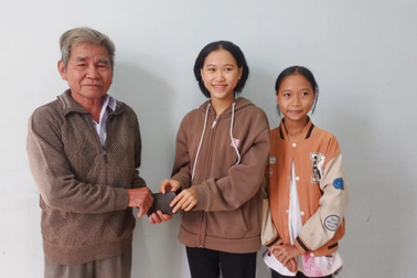 Nhặt được ví tiền, hai học sinh nhờ công an tìm người đánh rơi