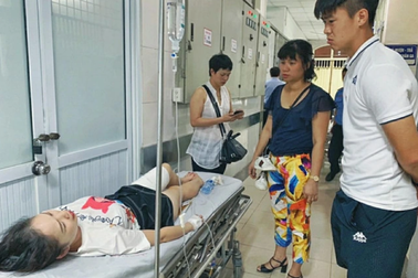 Trung vệ Duy Mạnh thăm nữ CĐV bị thương do pháo sáng