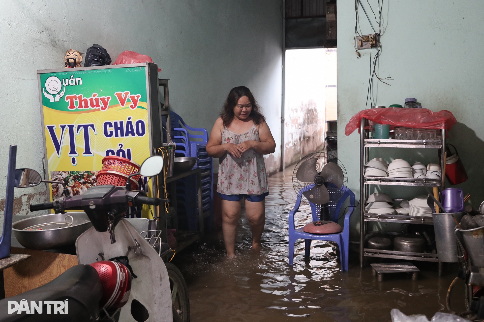 Triều cường đạt đỉnh, người dân TPHCM nghỉ bán, kê đồ tránh ngập - 3