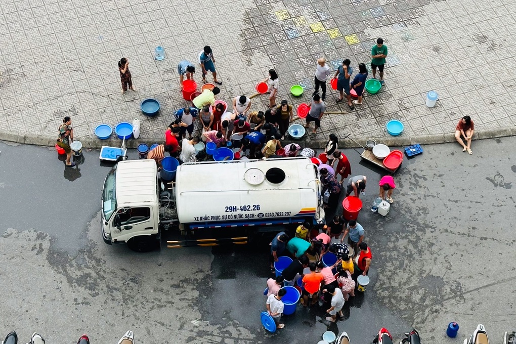 Người dân ở khu đô thị Thanh Hà phải bê xô, chậu đi xếp hàng hứng nước xuyên đêm đến tờ mờ sáng về sử dụng 