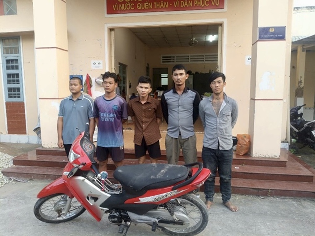 5 đối tượng chặn đường, chém người cướp xe máy lúc nửa đêm - 2 5 đối tượng chặn đường, chém người cướp xe máy lúc nửa đêm - 2