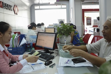 Thanh toán tiền điện qua ngân hàng: Tại sao chưa thu hút khách hàng?