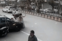 Mải chụp hình tự sướng giữa đường, cô gái bị cướp giật điện thoại