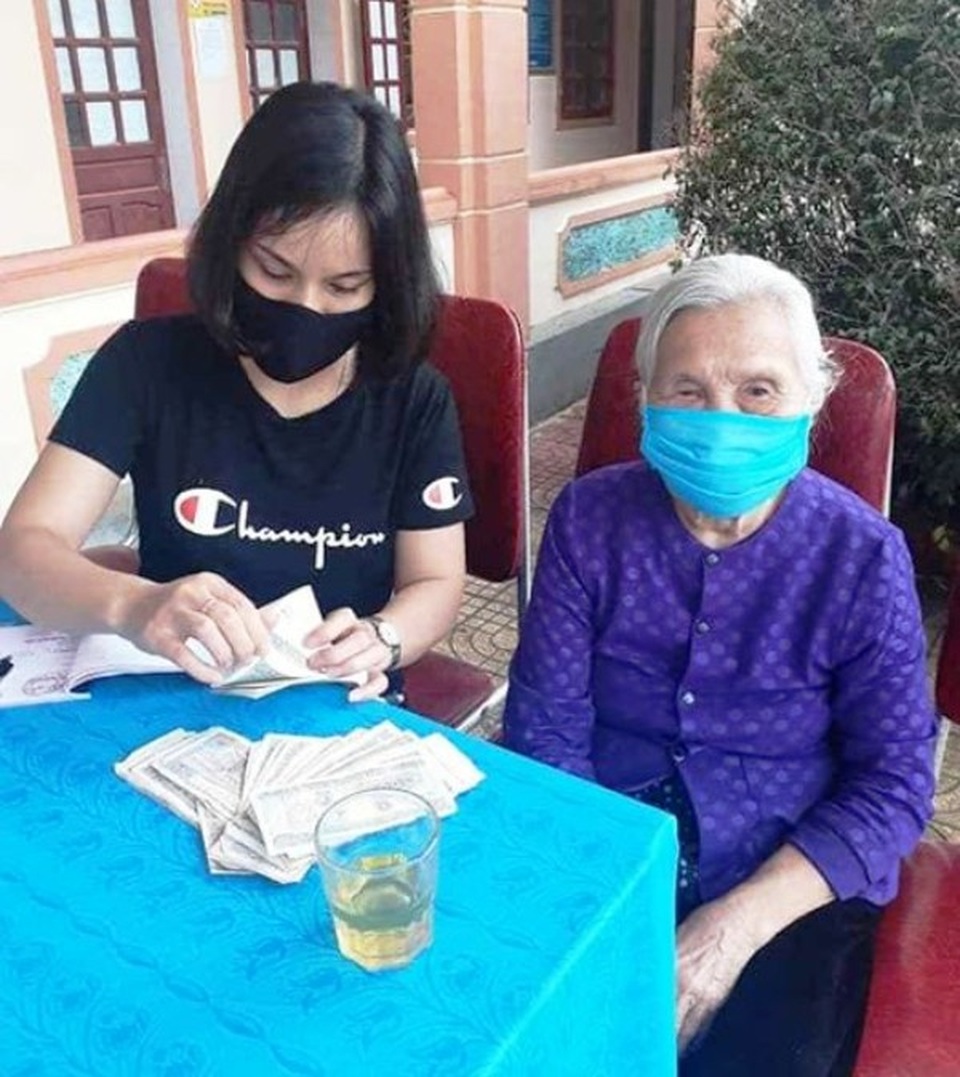 Xấp tiền lẻ và tấm lòng cụ bà 90 tuổi ủng chương trình chống dịch Covid-19 - 1 Xấp tiền lẻ và tấm lòng cụ bà 90 tuổi ủng chương trình chống dịch Covid-19 - 1