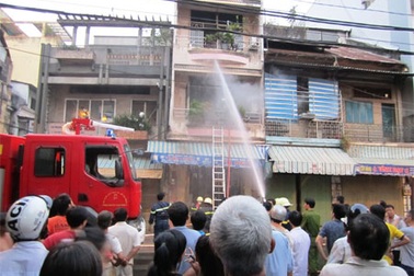 Giải cứu hai cháu nhỏ trong đám cháy tại căn nhà 3 tầng