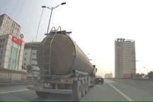 Chuyển làn thiếu quan sát, xe bồn đâm ô tô con xoay 180 độ