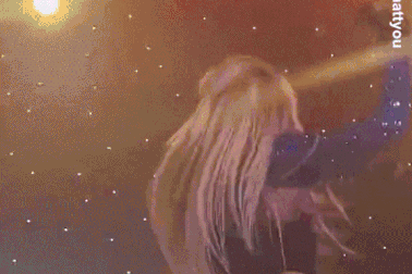 Nữ ca sĩ bị... tát khi đang biểu diễn, cách phản ứng khiến fan thán phục