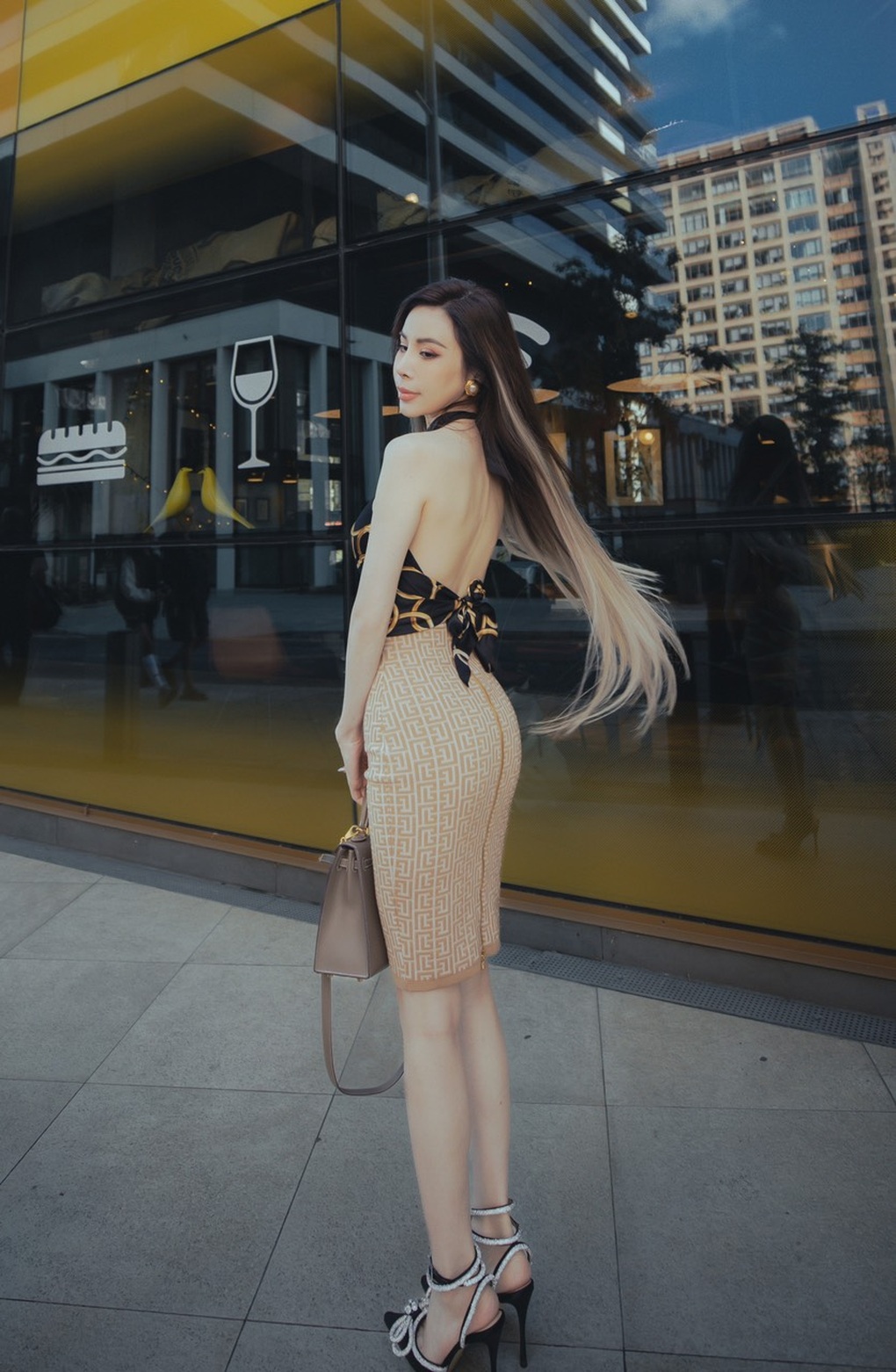 Hoa hậu Hoàng Dung diện đồ hiệu sang chảnh trên đường phố London - 2 Hoa hậu Hoàng Dung diện đồ hiệu sang chảnh trên đường phố London - 2