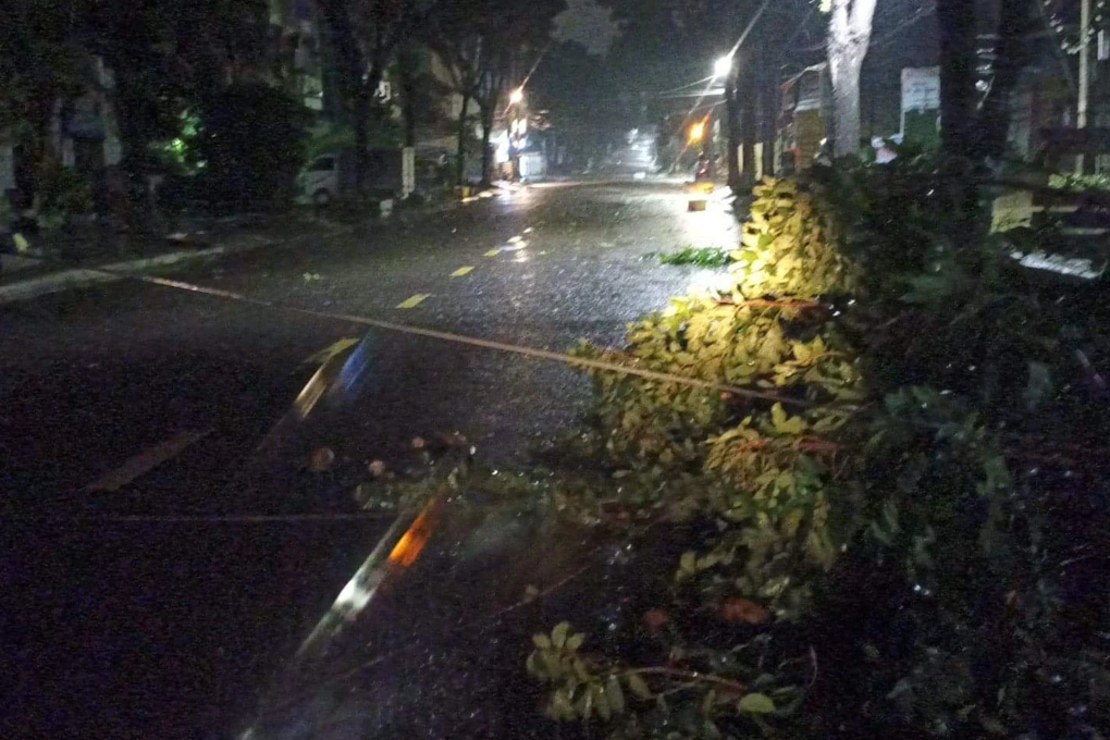 Mưa to, gió lớn, nhiều xã mất điện, nguy cơ sạt lở cao ở Bắc Tây Nguyên - 4 Mưa to, gió lớn, nhiều xã mất điện, nguy cơ sạt lở cao ở Bắc Tây Nguyên - 4