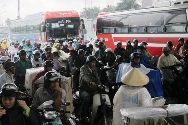 Hàng vạn xe "không thể nhúc nhích" vì dòng người đổ về thành phố