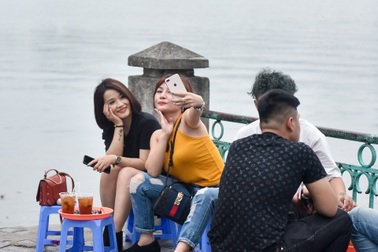 Trà đá ven hồ Tây kín đặc người, chủ quán lẫn khách hàng thờ ơ với lệnh cấm