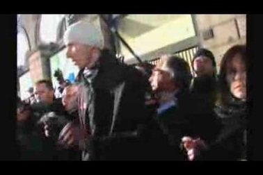 Thủ tướng Italy Silvia Berlusconi bị tấn công