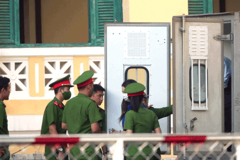 Cảnh hoa hậu Thùy Tiên được dẫn giải đến tòa