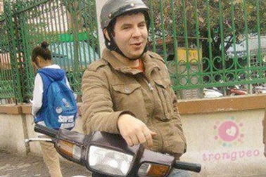 Cư dân mạng “khoái” chàng SV Tây phục vụ xe ôm