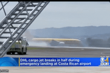 Khoảnh khắc máy bay chở hàng trượt khỏi đường băng, gãy làm đôi