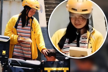 Để con bị ung thư nằm trong thùng hàng, người mẹ vừa giao đồ ăn vừa khóc