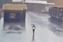 Thót tim khoảnh khắc người đàn ông bị sét đánh tóe lửa